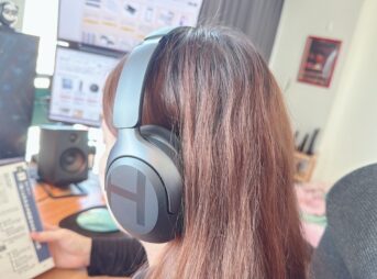 HAYLOU S40を女性が装着している