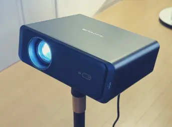 映像投影中のiWiMiUS P65