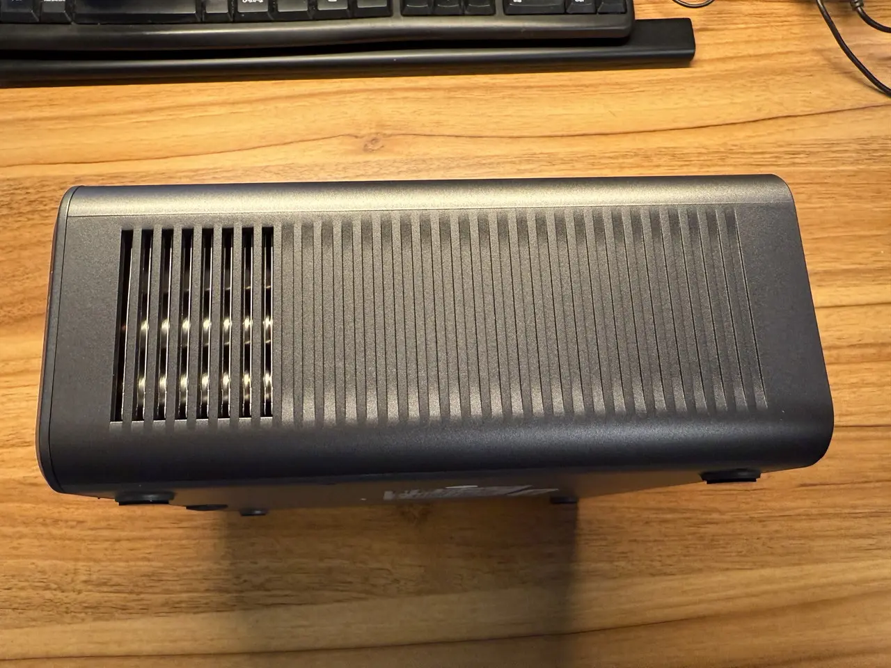 iWiMiUS P65の右側面