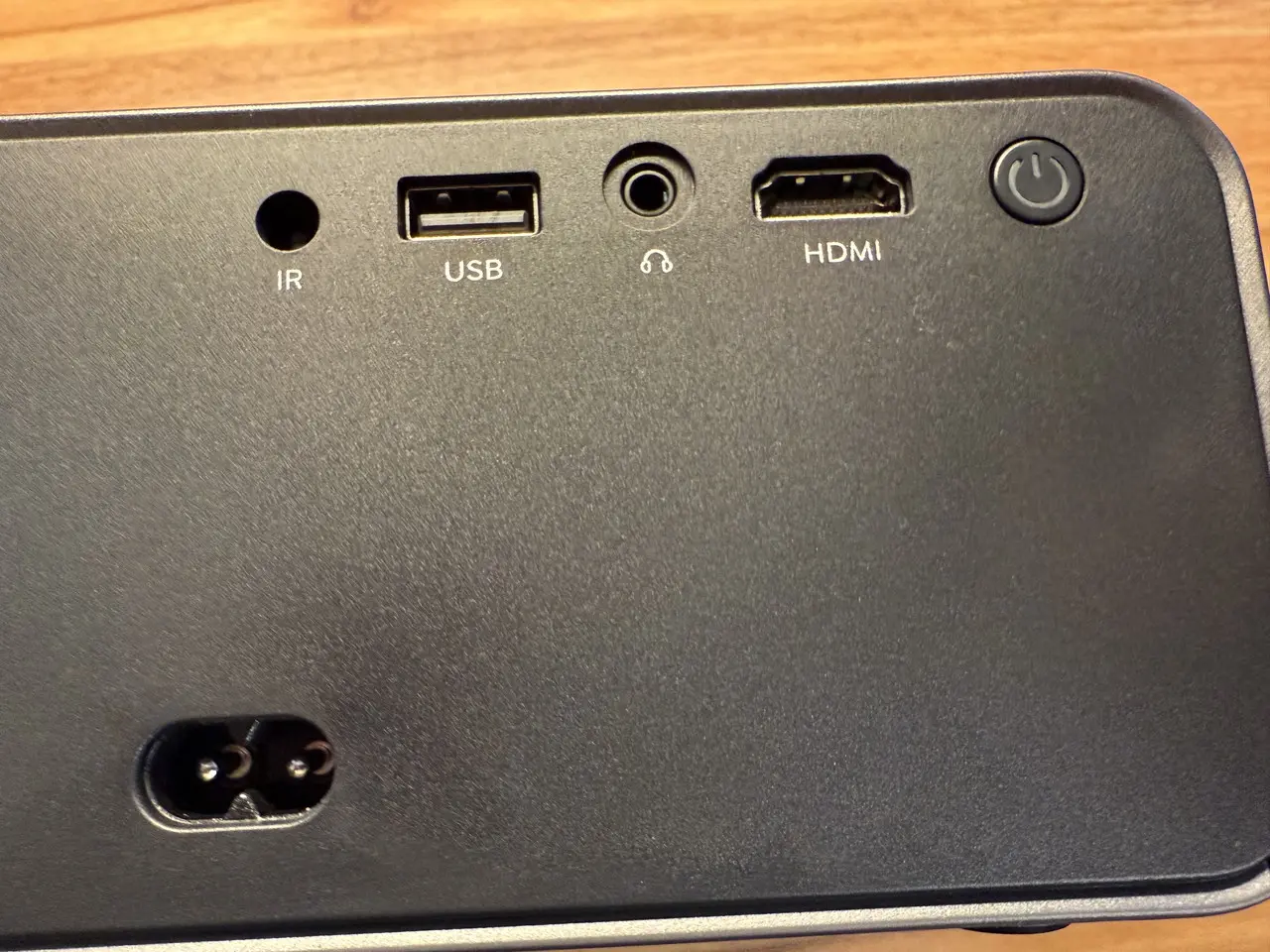 iWiMiUS P65背面の入出力ポート