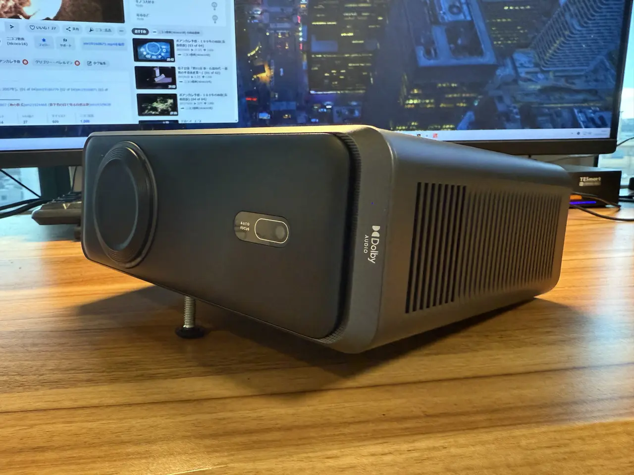 iWiMiUS P65の脚を延長して設置した様子