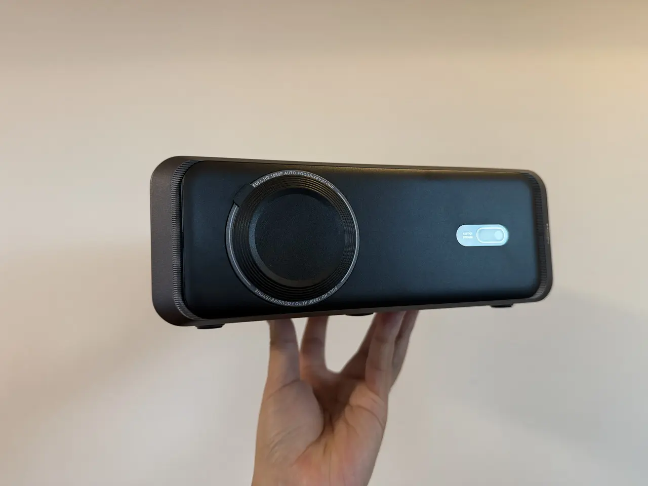 iWiMiUS P65を手で持っている様子