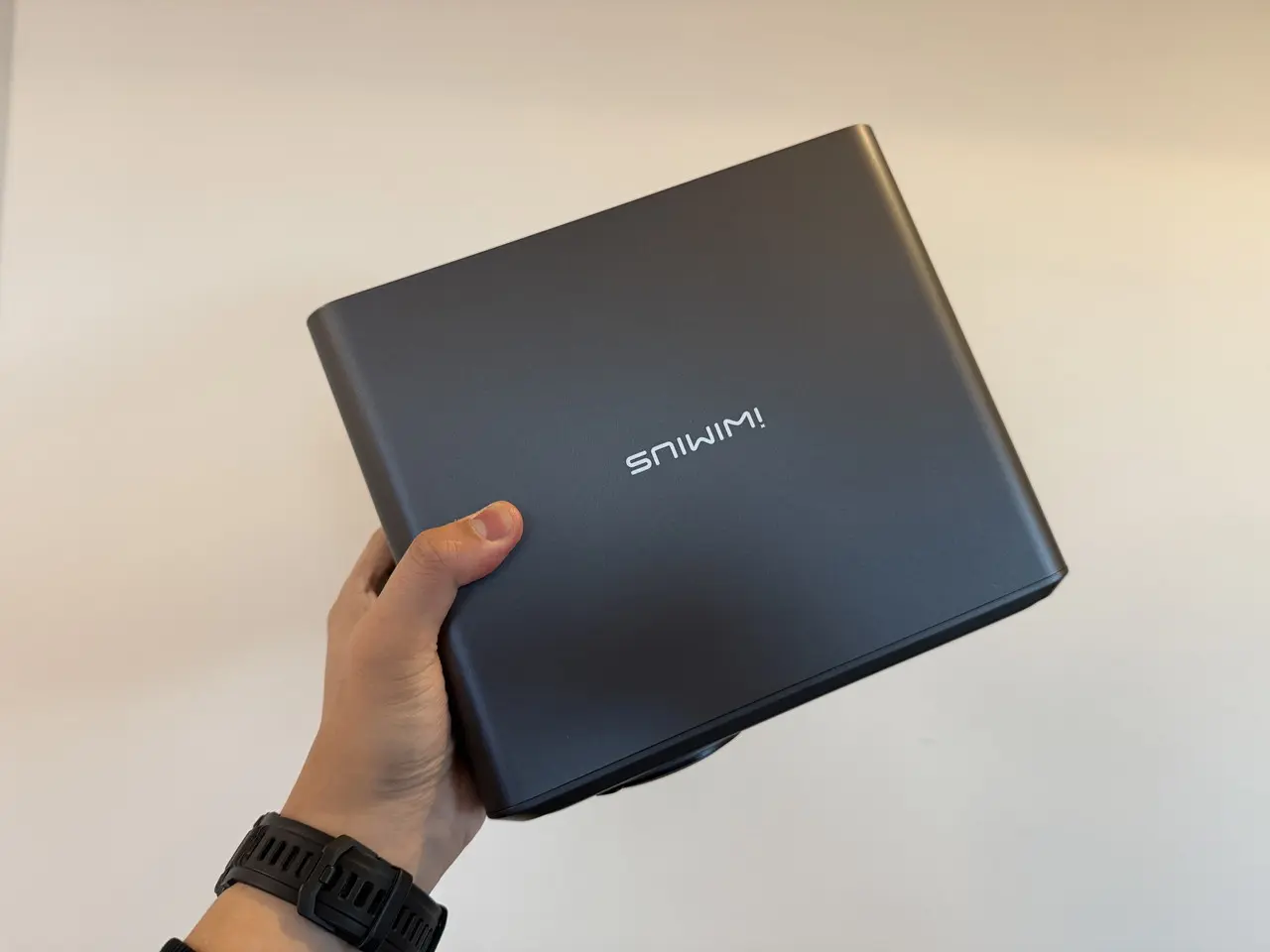 iWiMiUS P65を手で掴んでいる様子