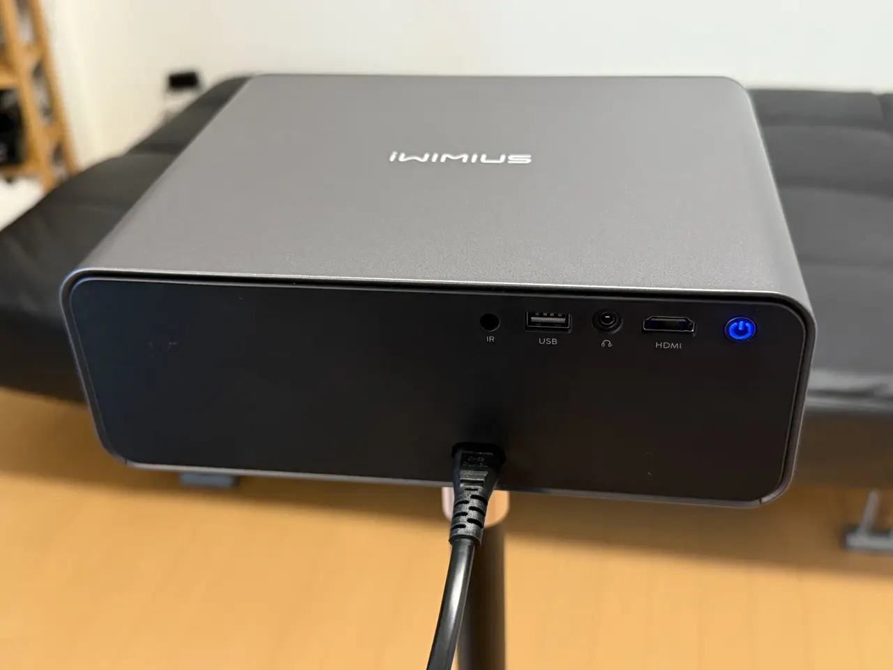 iWiMiUS P65に電源ケーブルを挿した状態