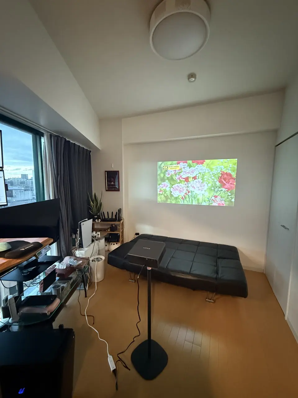 日中(カーテン半明け)