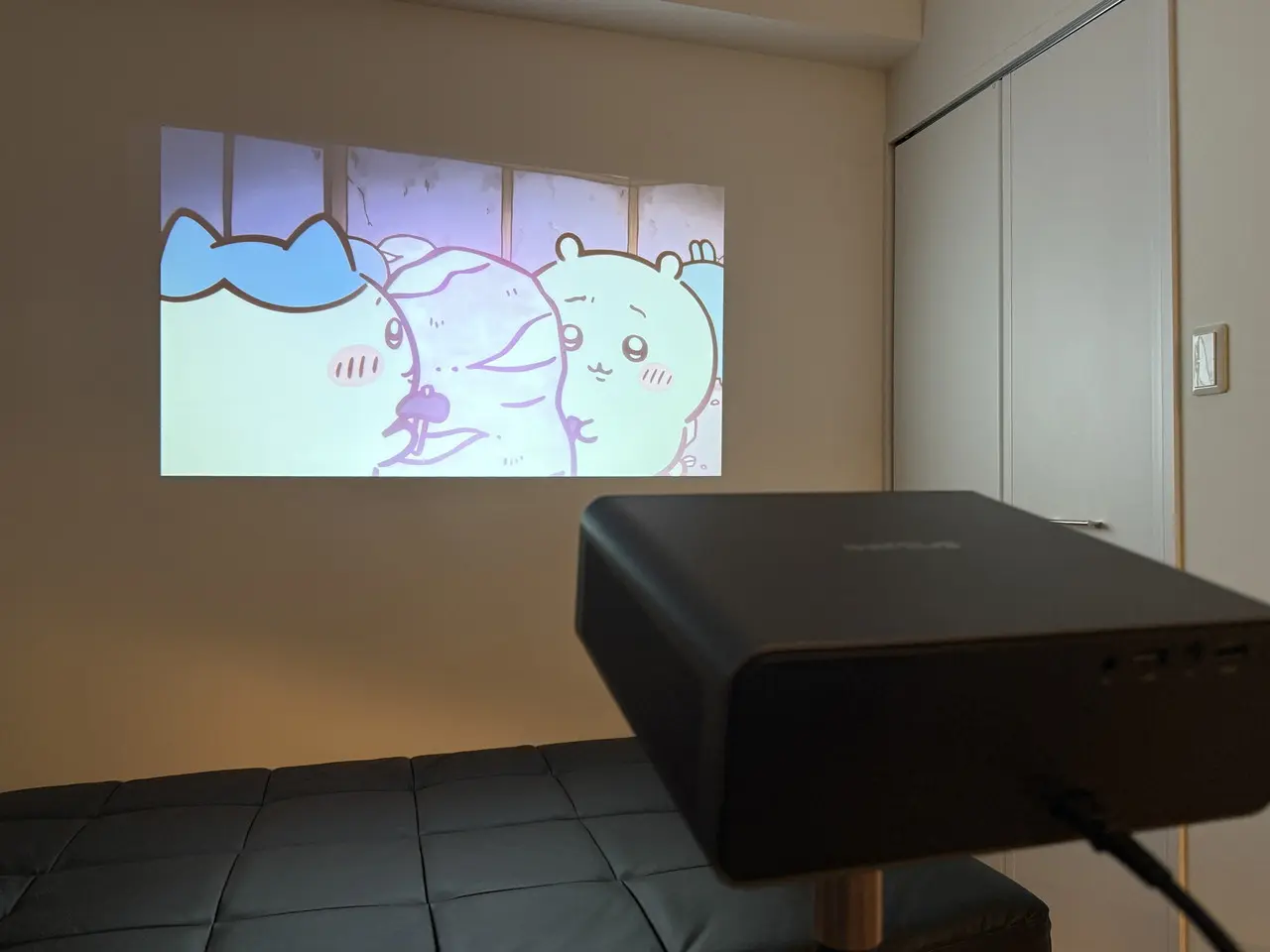 映像を投影しているiWiMiUS P65