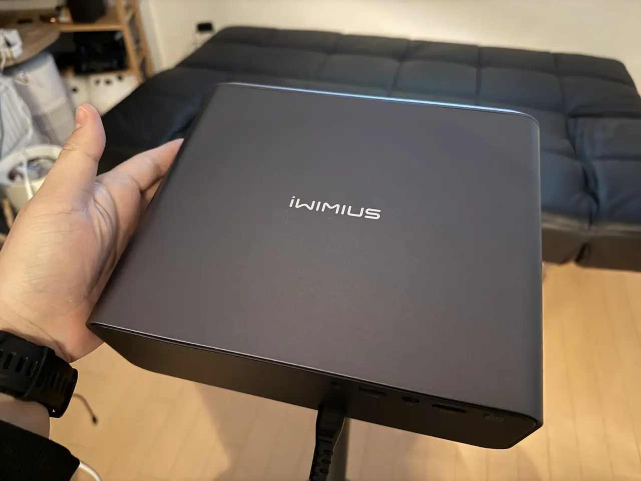 稼働中のiWiMiUS P65に手で触れている様子