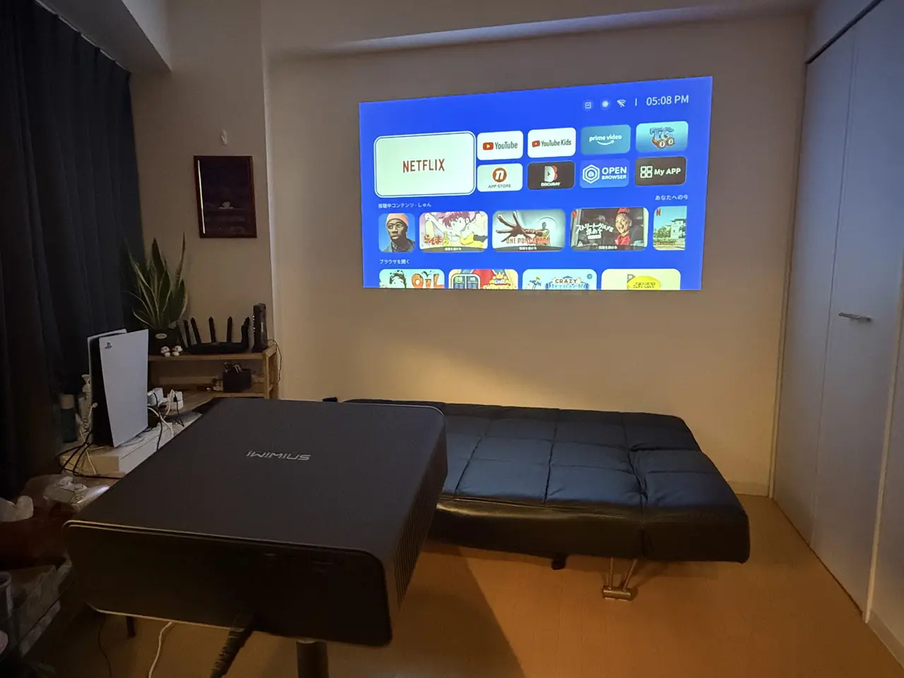 iWiMiUS P65がトップ画面を投影している様子
