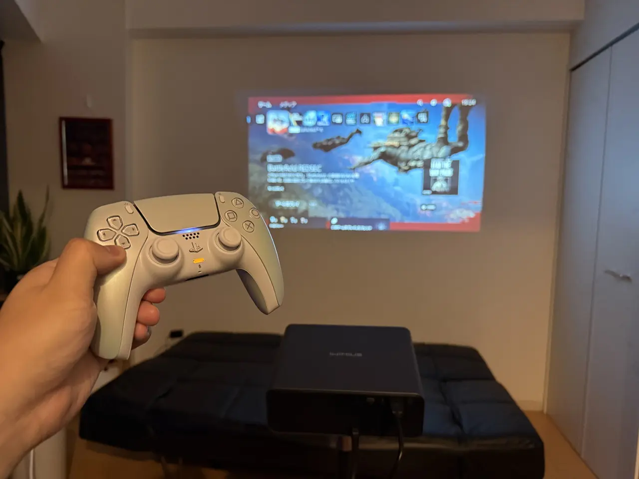 PS5の映像を投影している様子