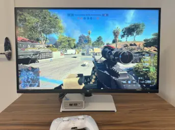 KTC M27P6でFPSゲームをプレイしている様子