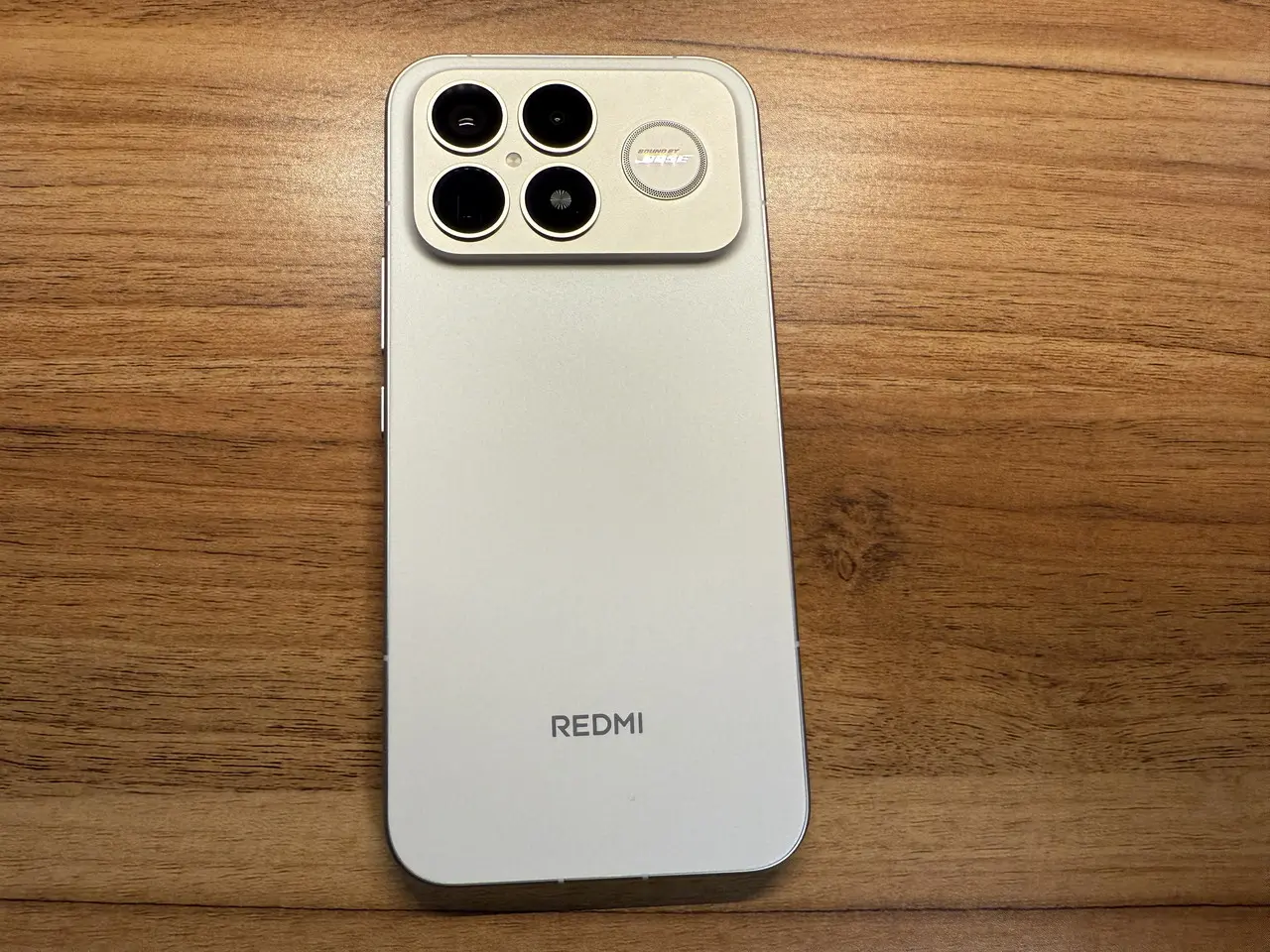 REDMI K90 Pro Maxの外観(背面アングル)