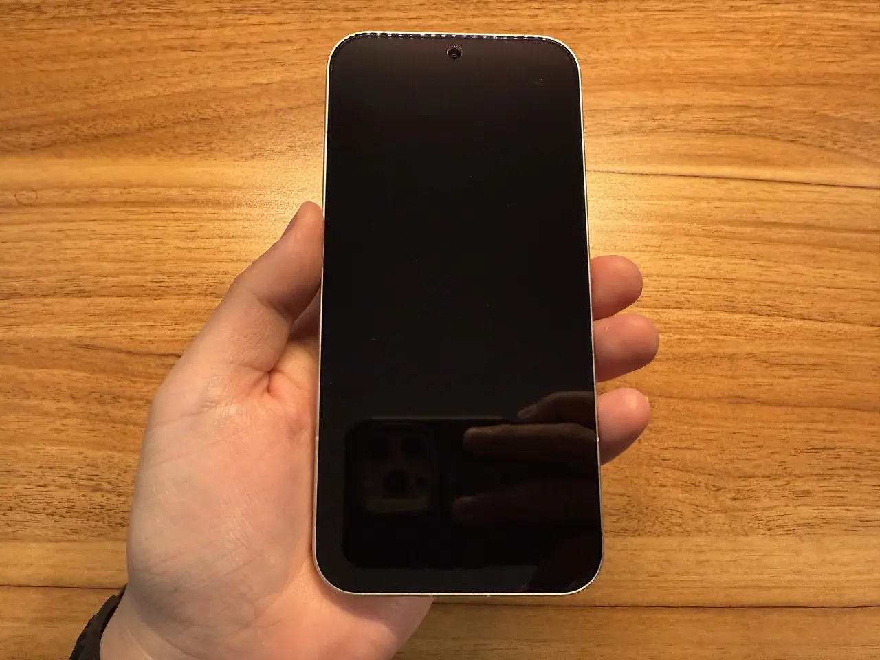 REDMI K90 Pro Maxを手に持っている様子(正面アングル)