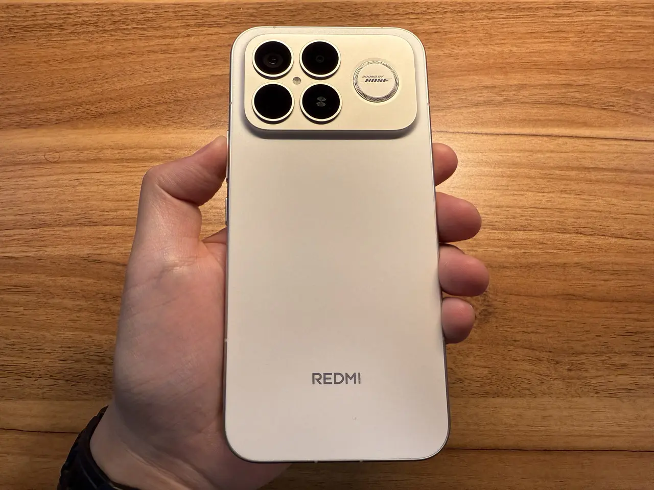 REDMI K90 Pro Maxを手に持っている様子(背面アングル)