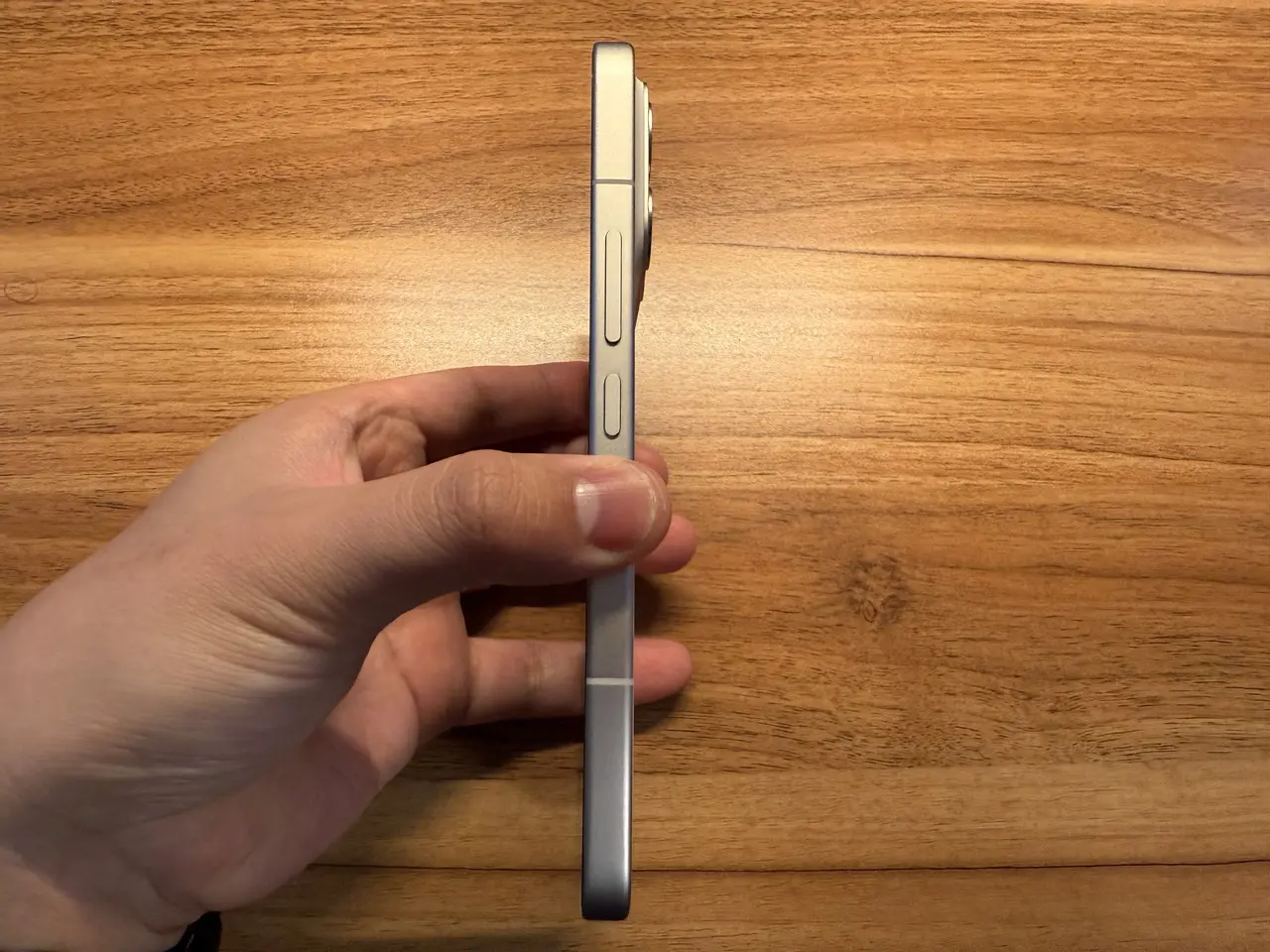 REDMI K90 Pro Maxを手に持っている様子(真横アングル)