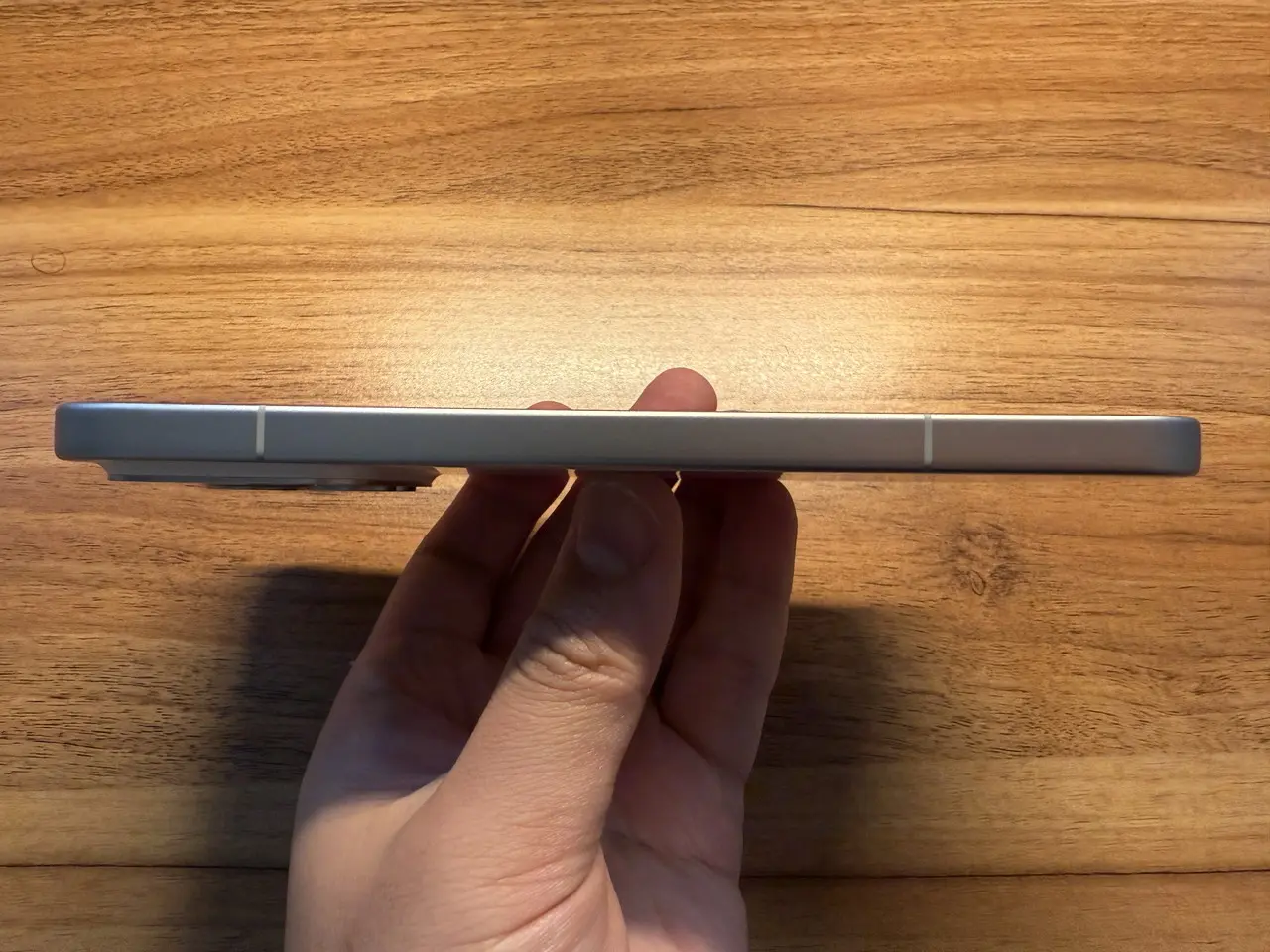 REDMI K90 Pro Maxを手に持っている様子(真横アングル)