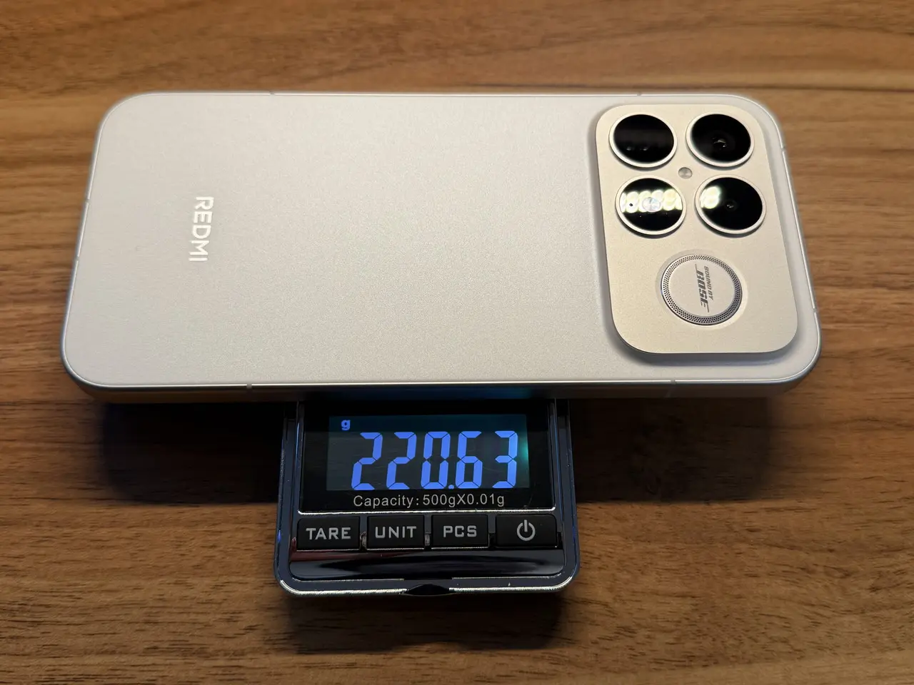 REDMI K90 Pro Maxを計量している様子