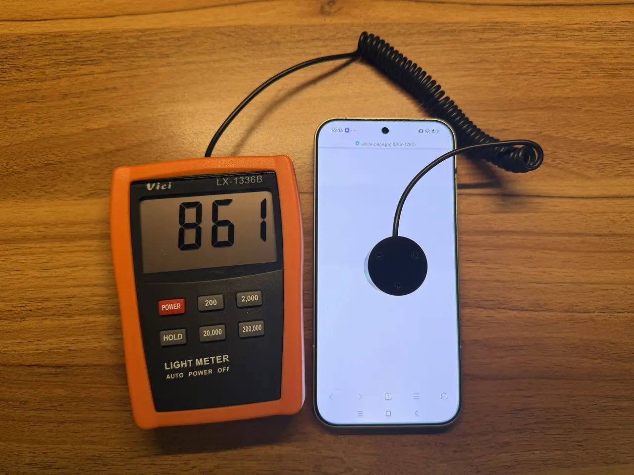 デジタルルクスメーター「Vici LX1336B」を使用して画面の明るさを計測している様子