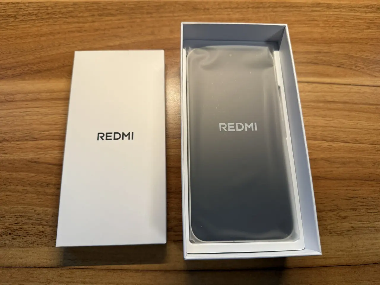 REDMI K90 Pro Maxの箱を開けた状態