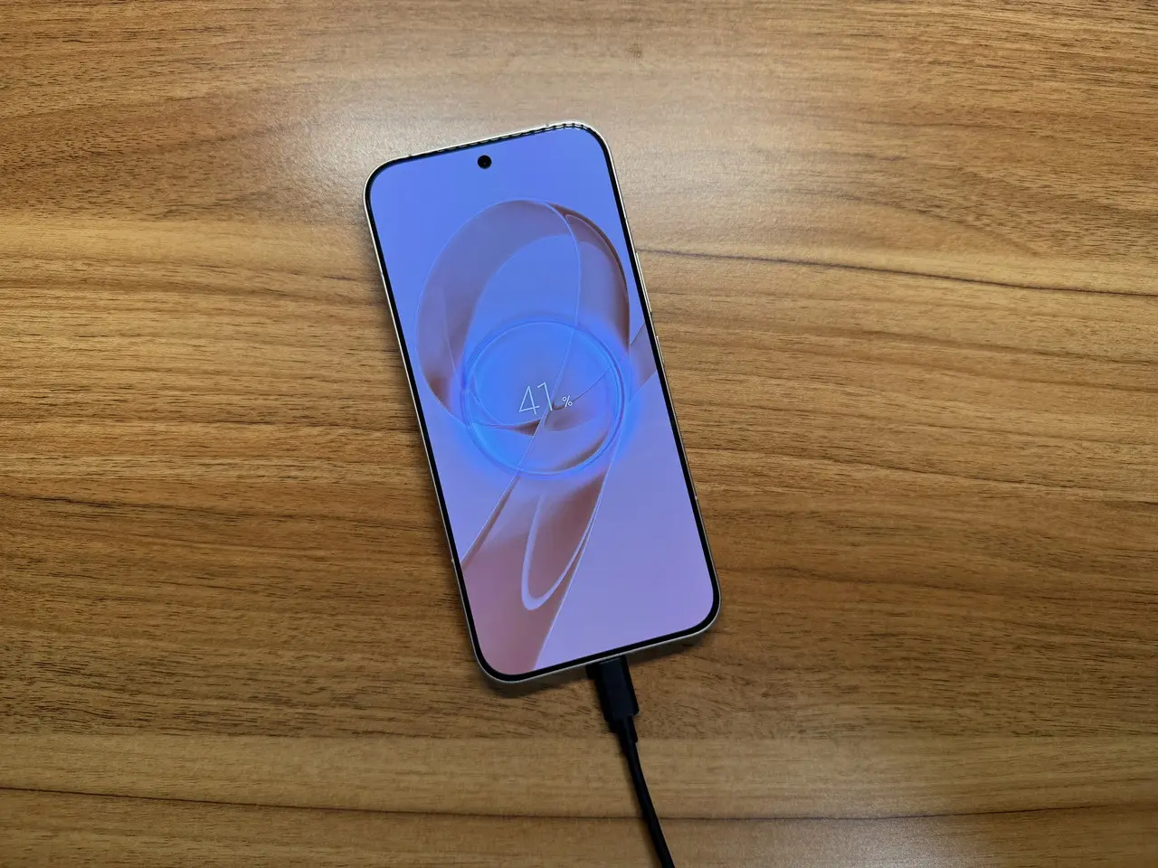 有線充電中のREDMI K90 Pro Max