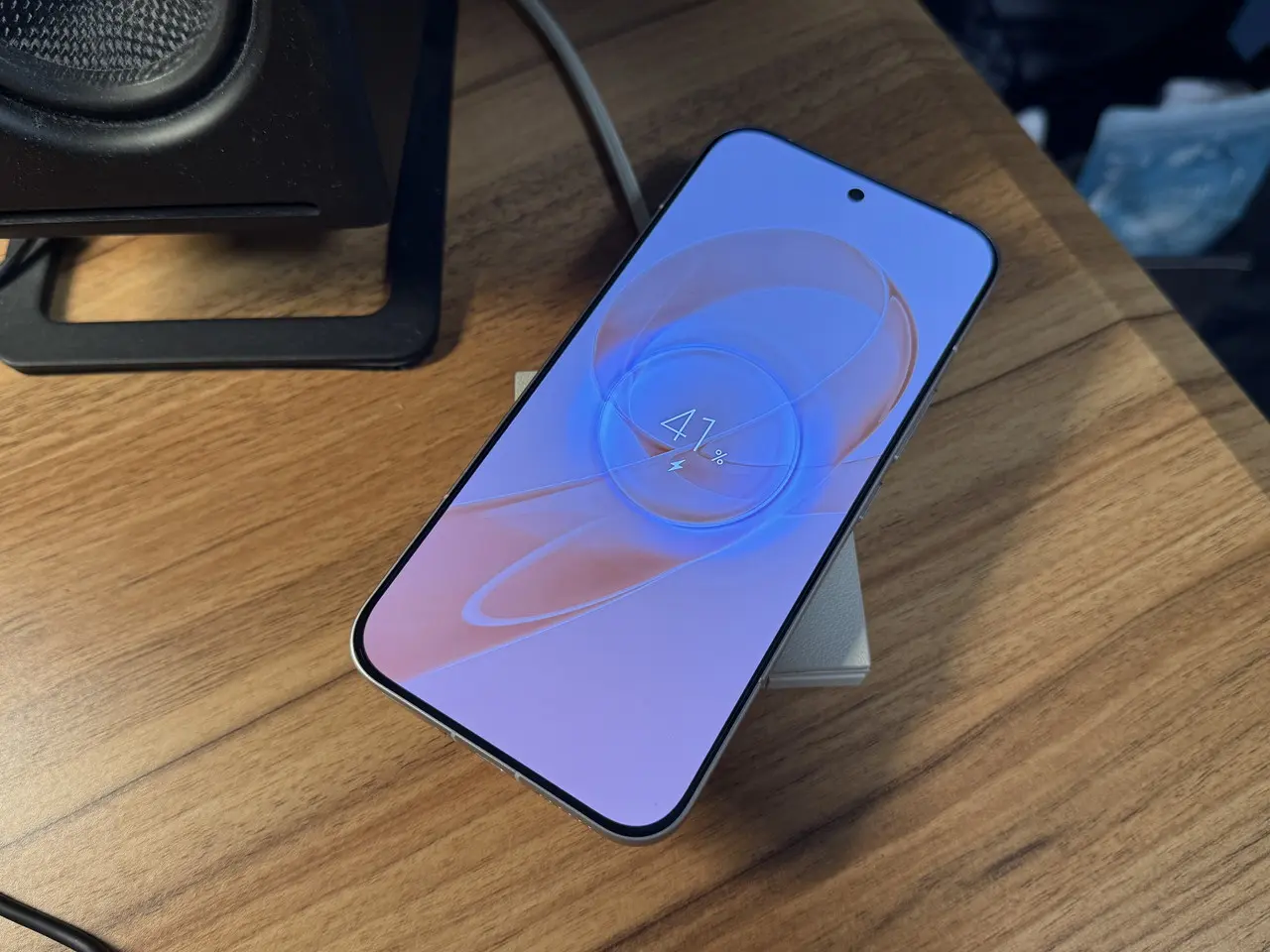 ワイヤレス充電中のREDMI K90 Pro Max