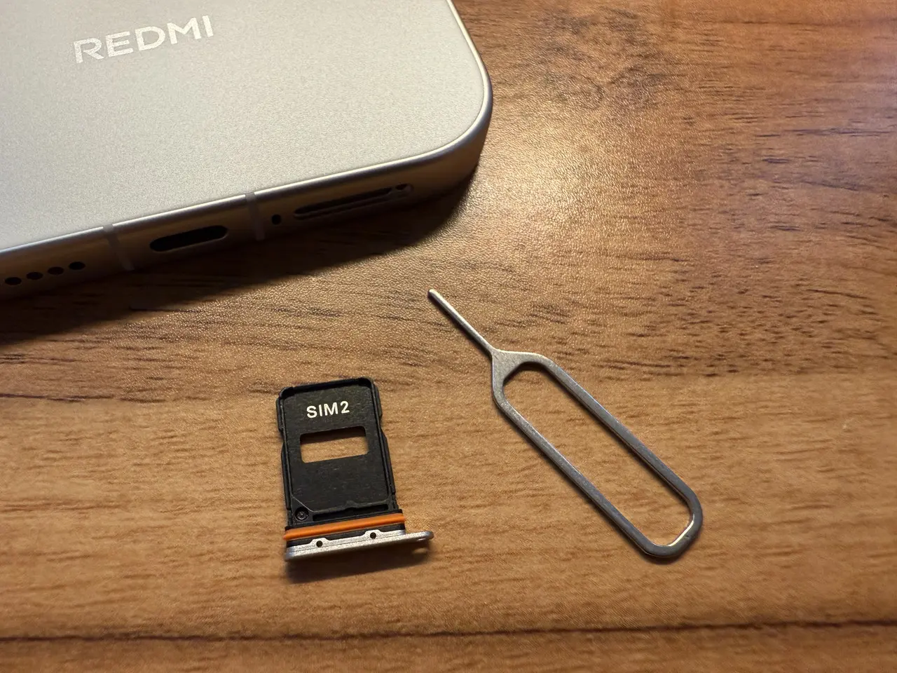 REDMI K90 Pro Maxのカードスロットを開いた様子