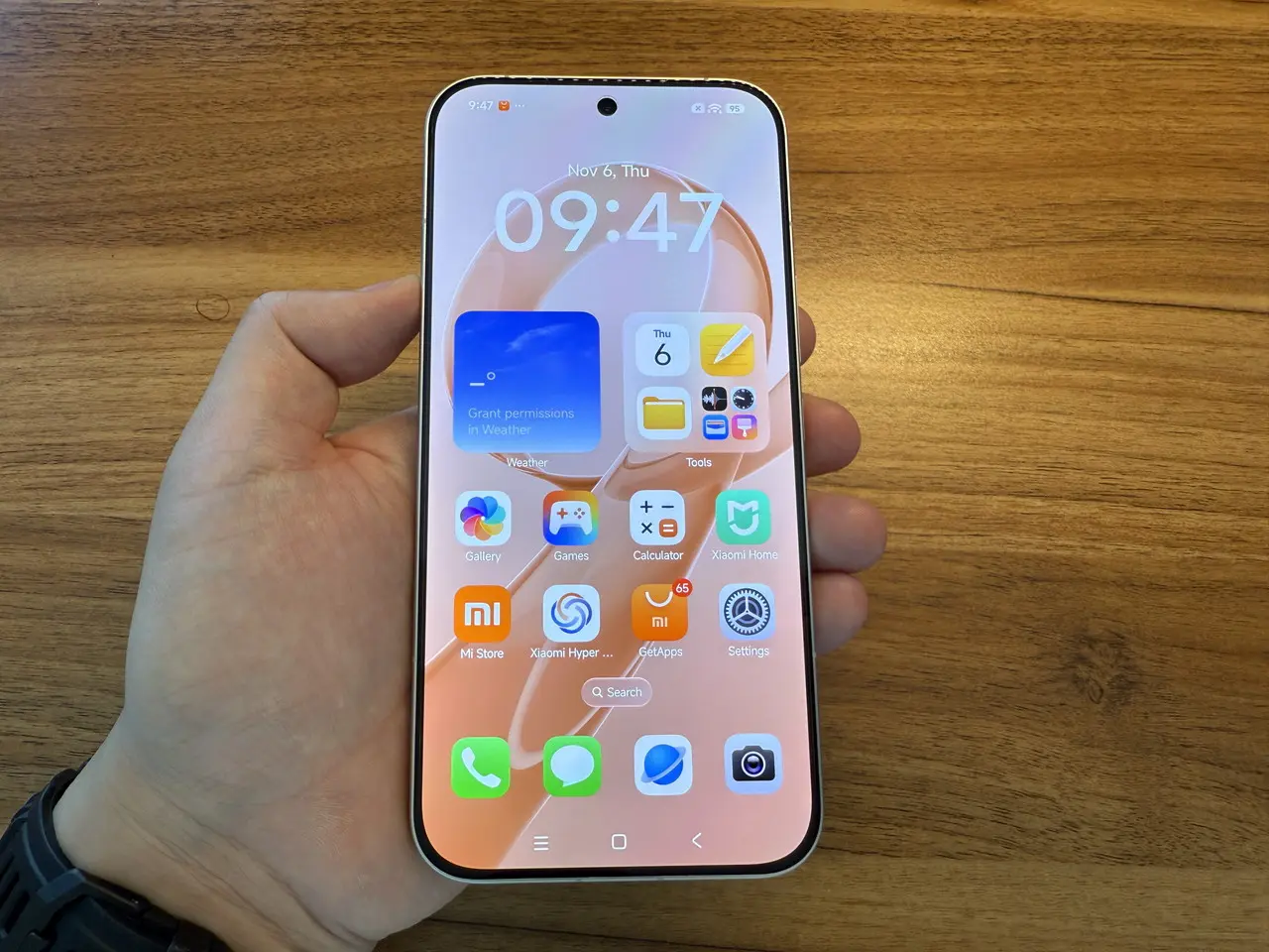 起動中のREDMI K90 Pro Maxを手に持っている様子