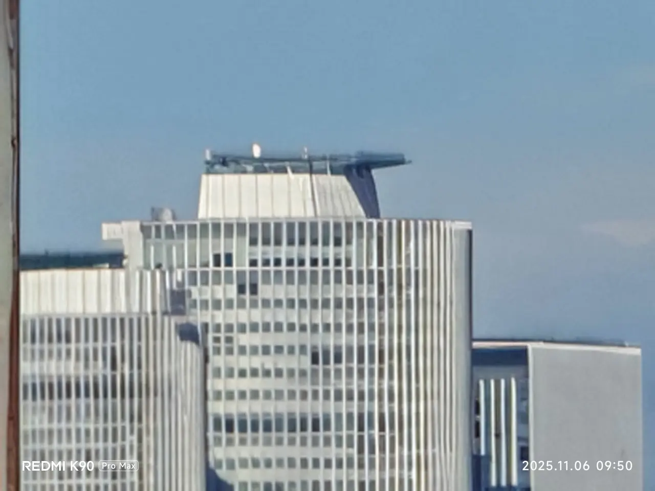 リアカメラで撮影した屋外(120倍)