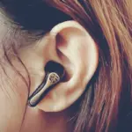 SOUNDPEATS Air5 Pro+を左耳に装着している女性