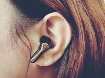 SOUNDPEATS Air5 Pro+を左耳に装着している女性