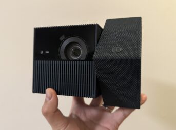 TCL PlayCubeを手の上に載せている様子