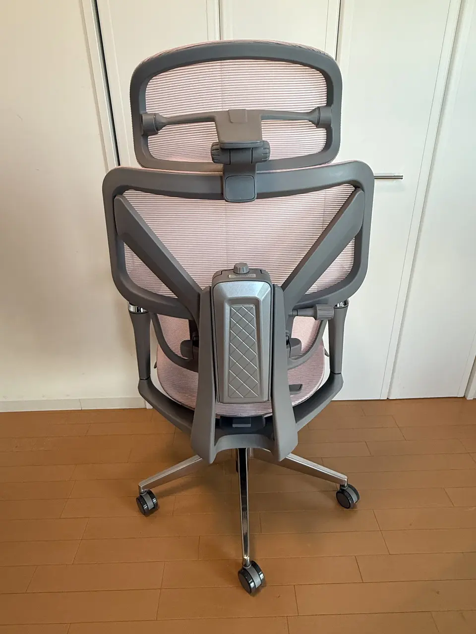 CAGUUU AXIS エルゴコアオフィスチェアの後方アングル