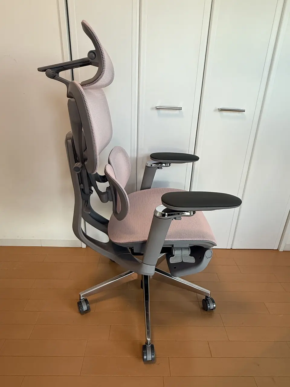 CAGUUU AXIS エルゴコアオフィスチェアの右側面アングル