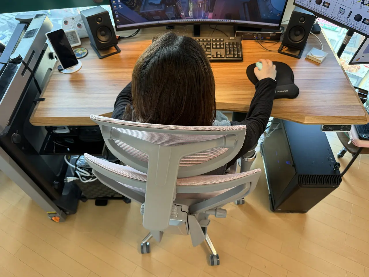 女性がCAGUUU AXIS エルゴコアオフィスチェアに座って作業している様子