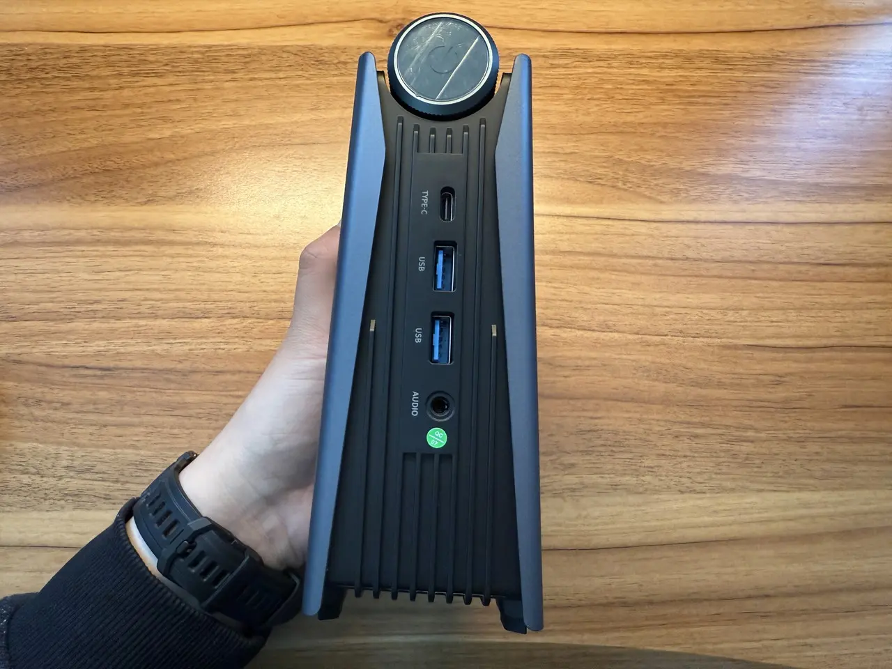 ACEMAGIC S3Aを手に持っている様子