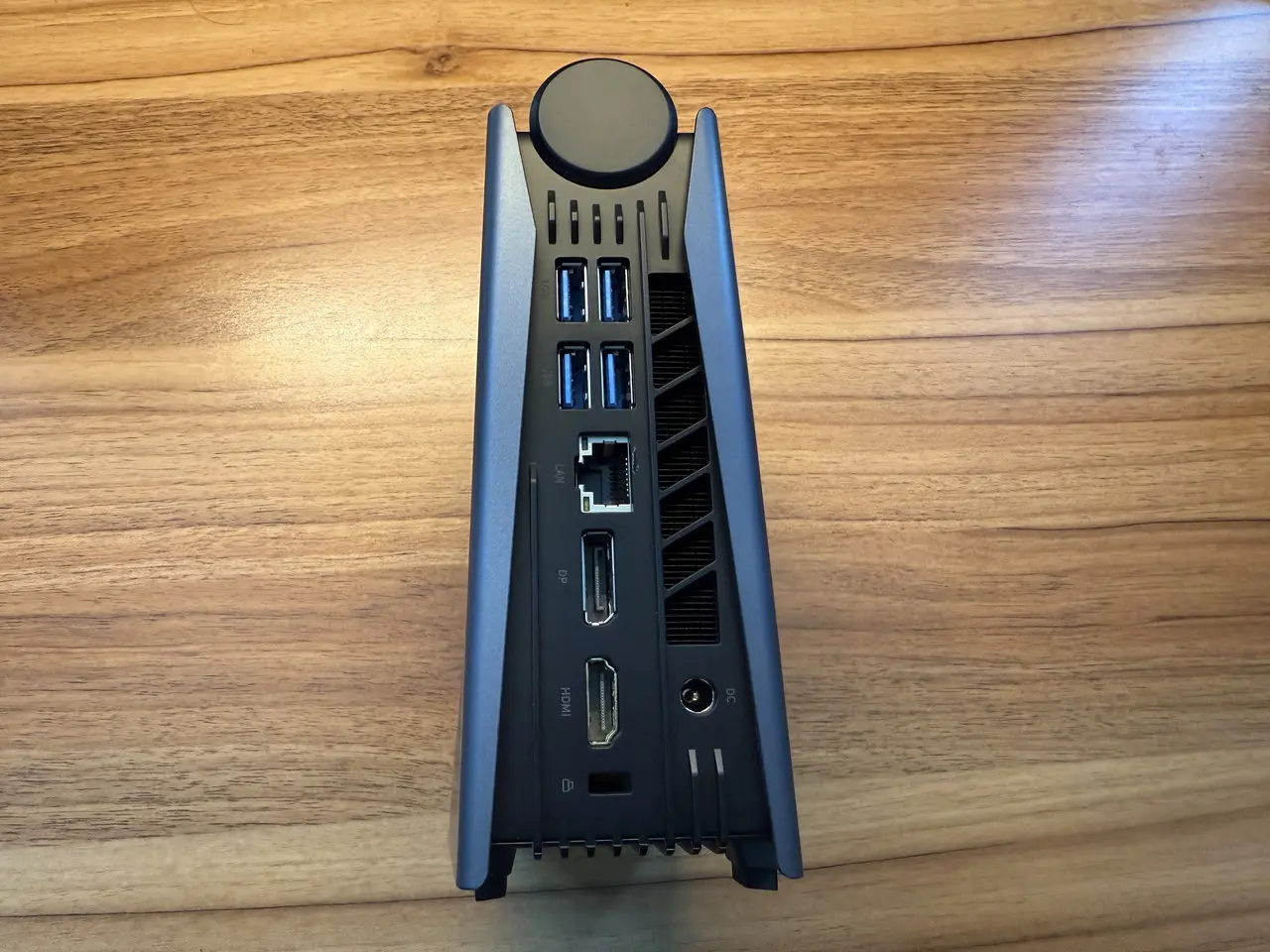 ACEMAGIC S3Aの外観(背面アングル)