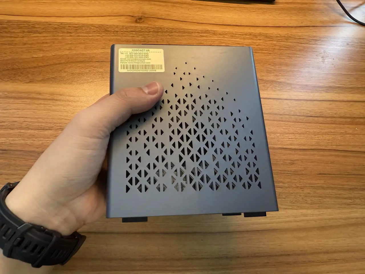 ACEMAGIC S3Aを手で掴んでいる