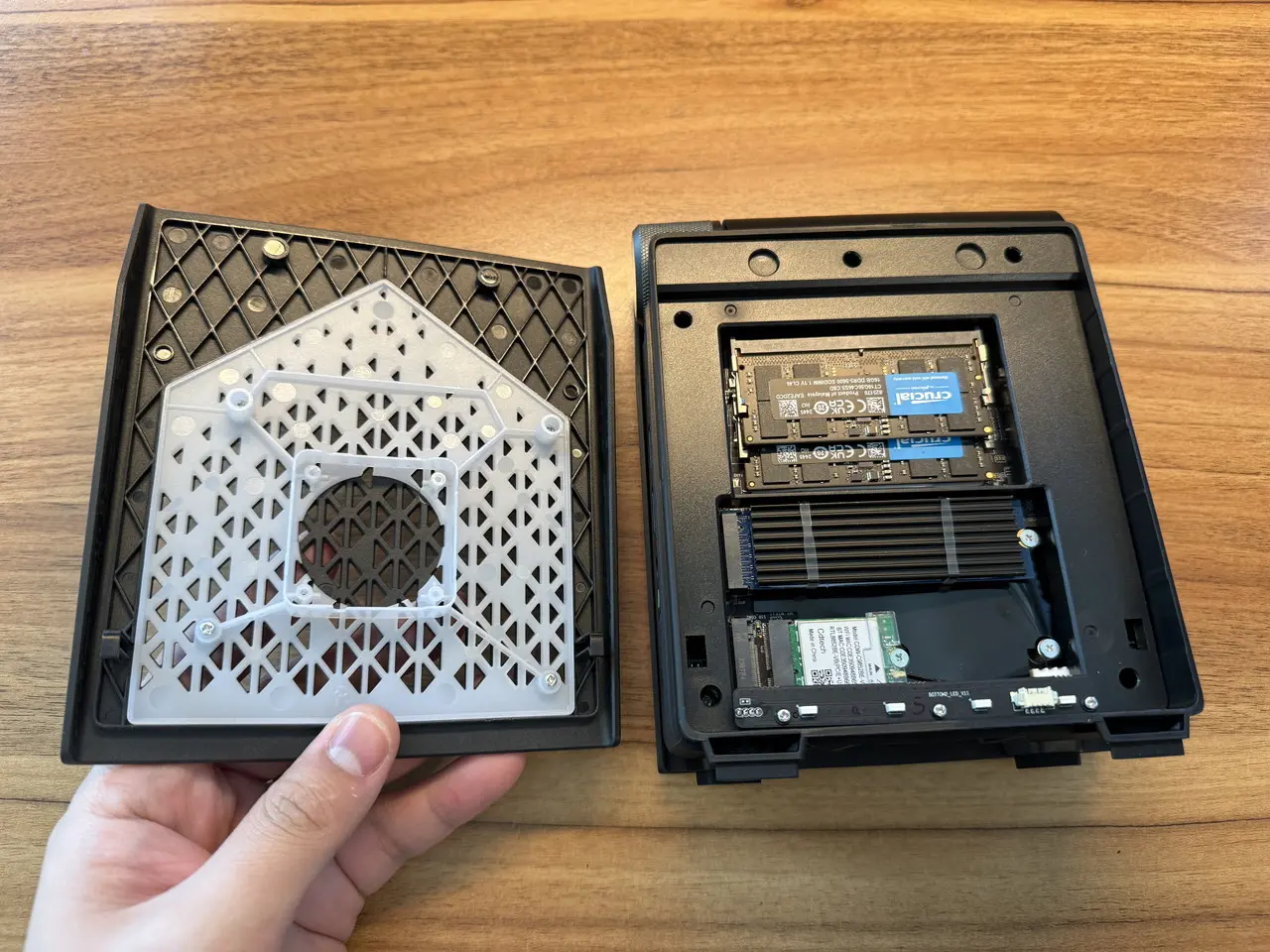 筐体右側面のカバーを外した様子