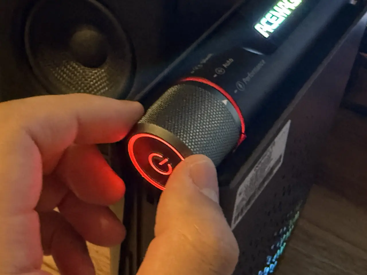 ACEMAGIC S3Aのノブを回す様子