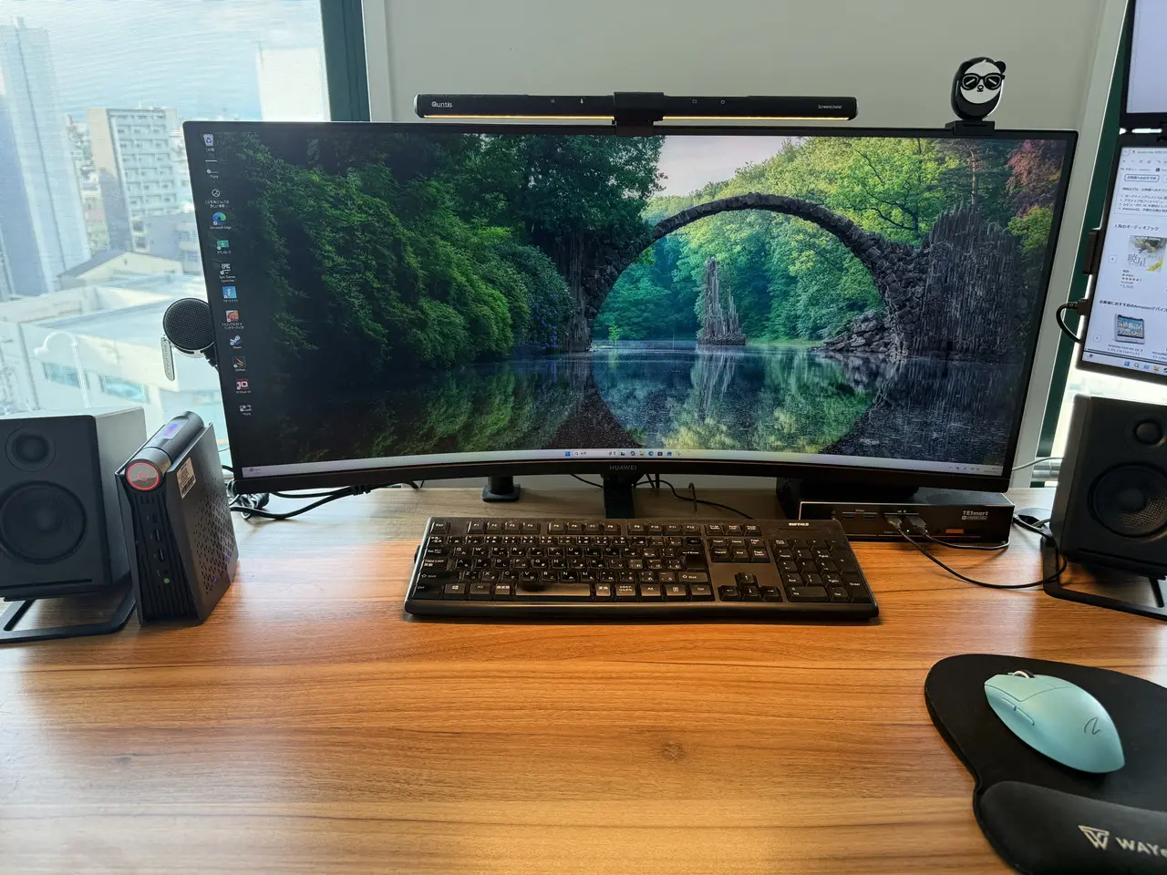 ACEMAGIC S3Aの映像をモニターに出力している様子