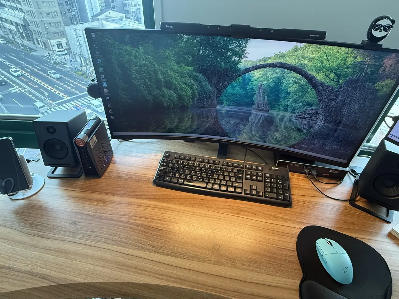 デスク上にACEMAGIC S3Aが設置されている