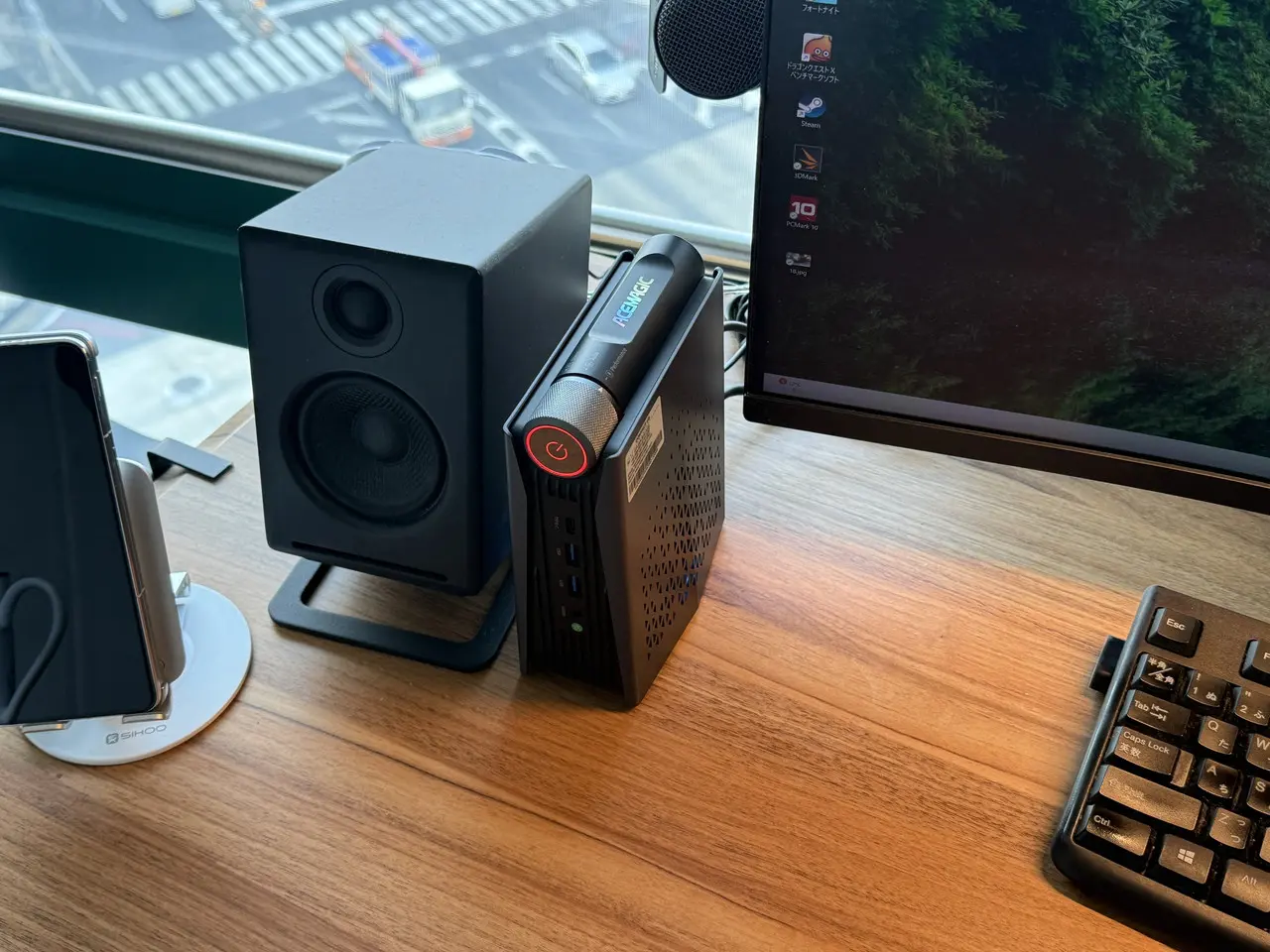 デスク上にACEMAGIC S3Aが設置されている(ズーム)