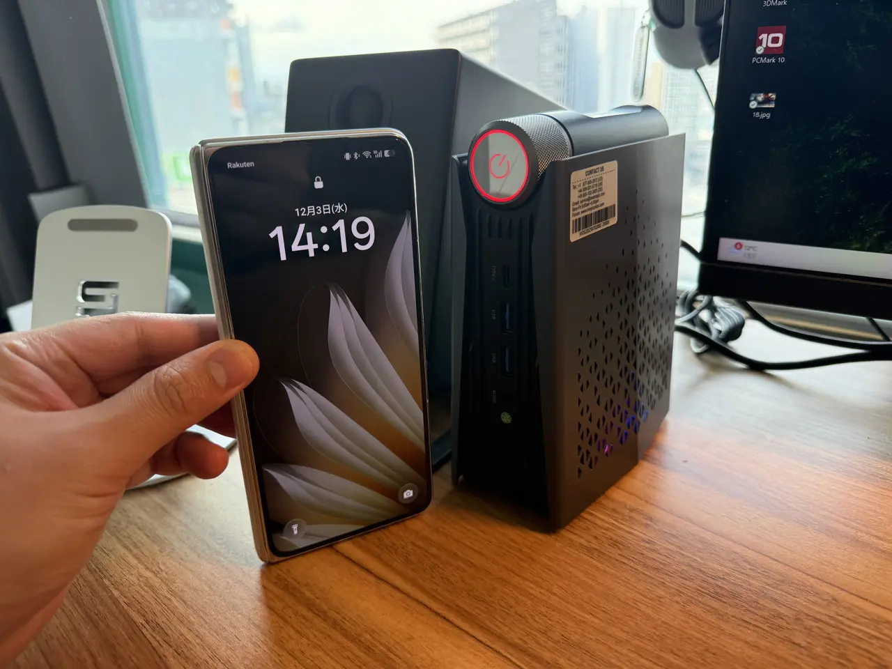 ACEMAGIC S3Aとスマホを並べている様子