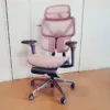 部屋に置かれたCAGUUU AXIS エルゴコアオフィスチェア