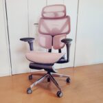 部屋に置かれたCAGUUU AXIS エルゴコアオフィスチェア