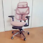 部屋に置かれたCAGUUU AXIS エルゴコアオフィスチェア