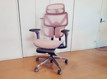 部屋に置かれたCAGUUU AXIS エルゴコアオフィスチェア