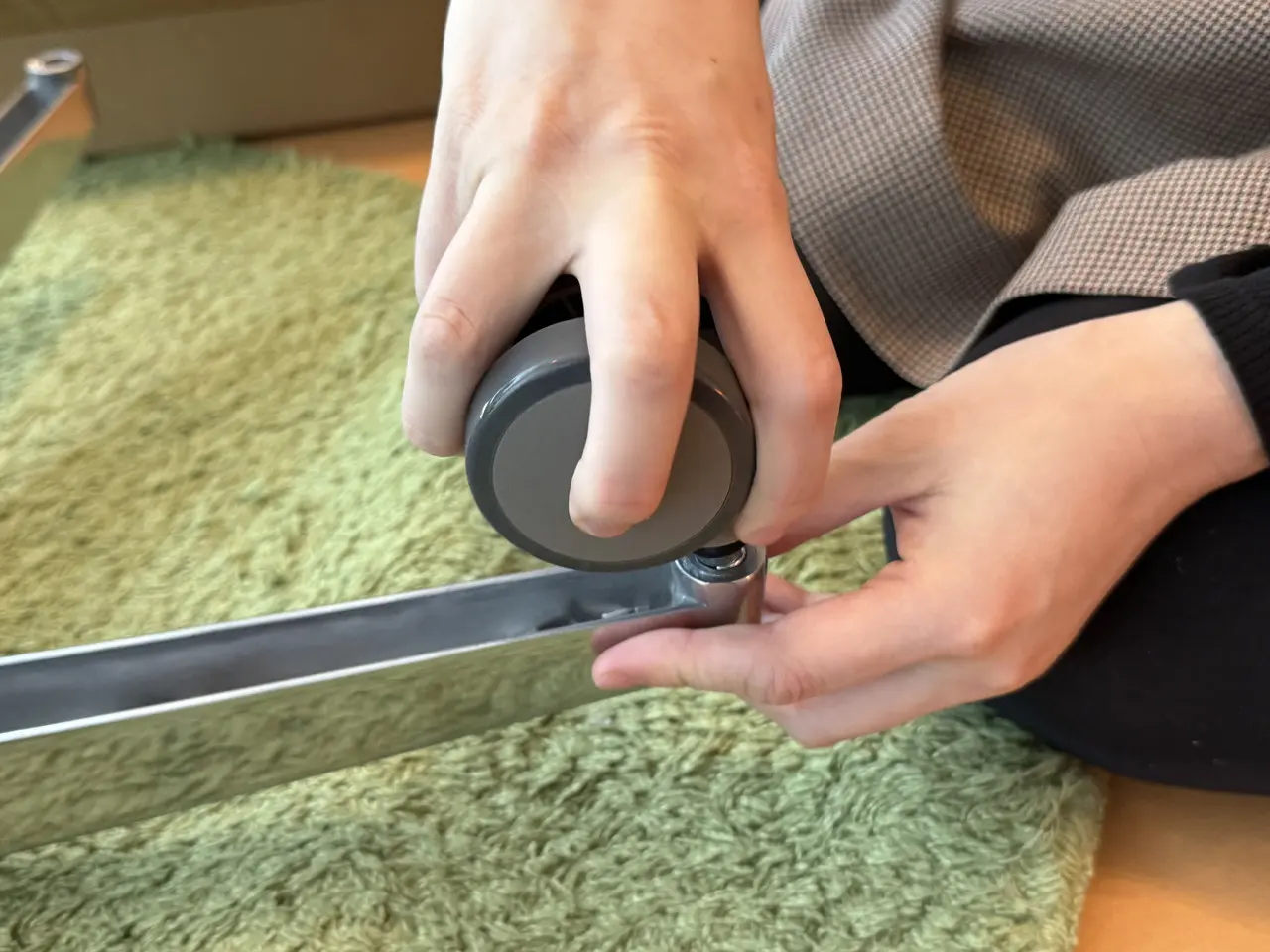 脚部にキャスターを取り付けている様子