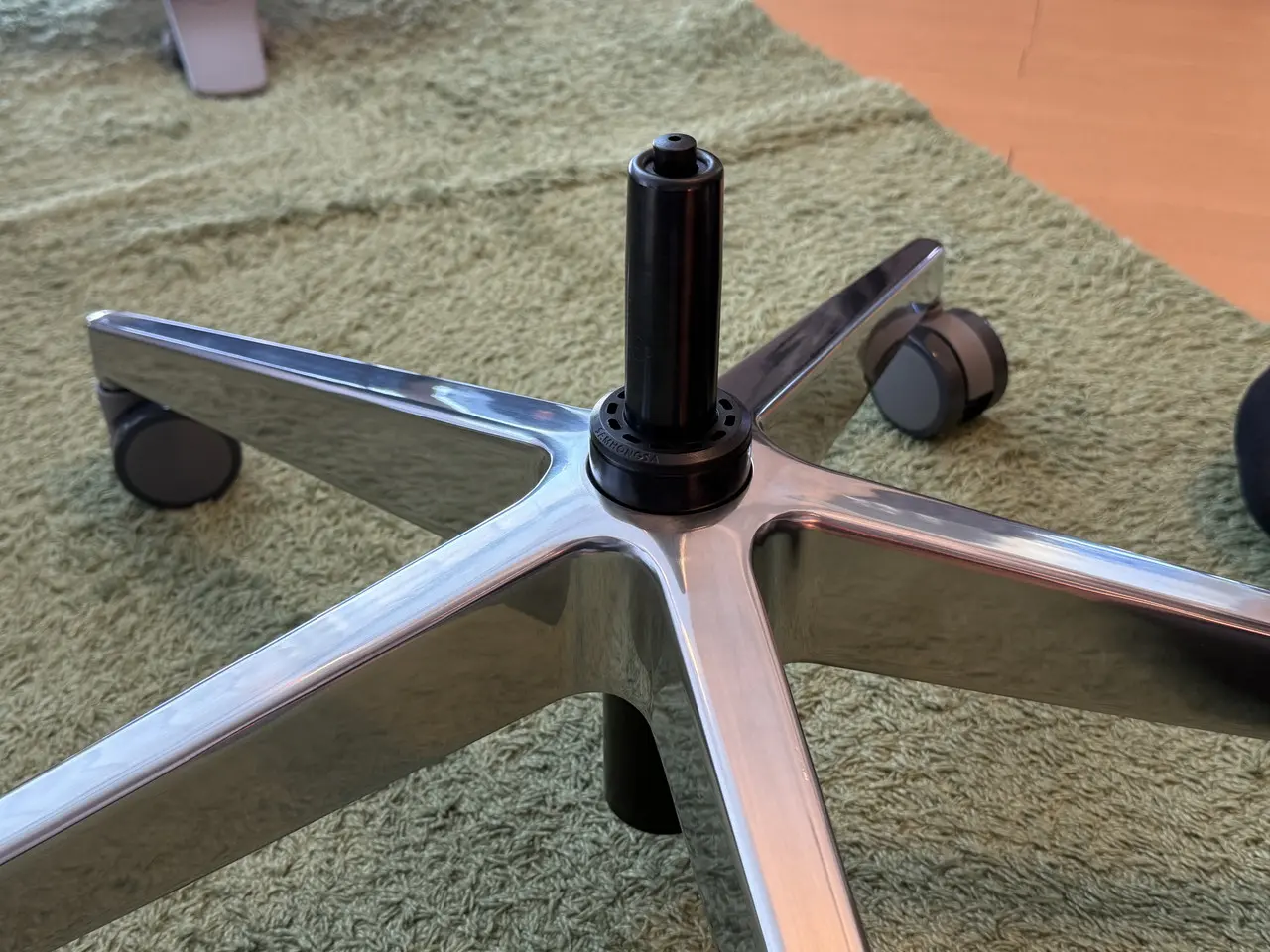 脚部中央へシリンダーを挿入した様子