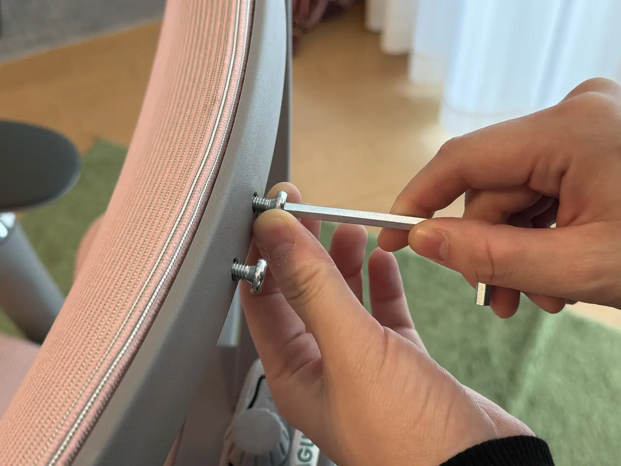 六角レンチでボルトを外している様子