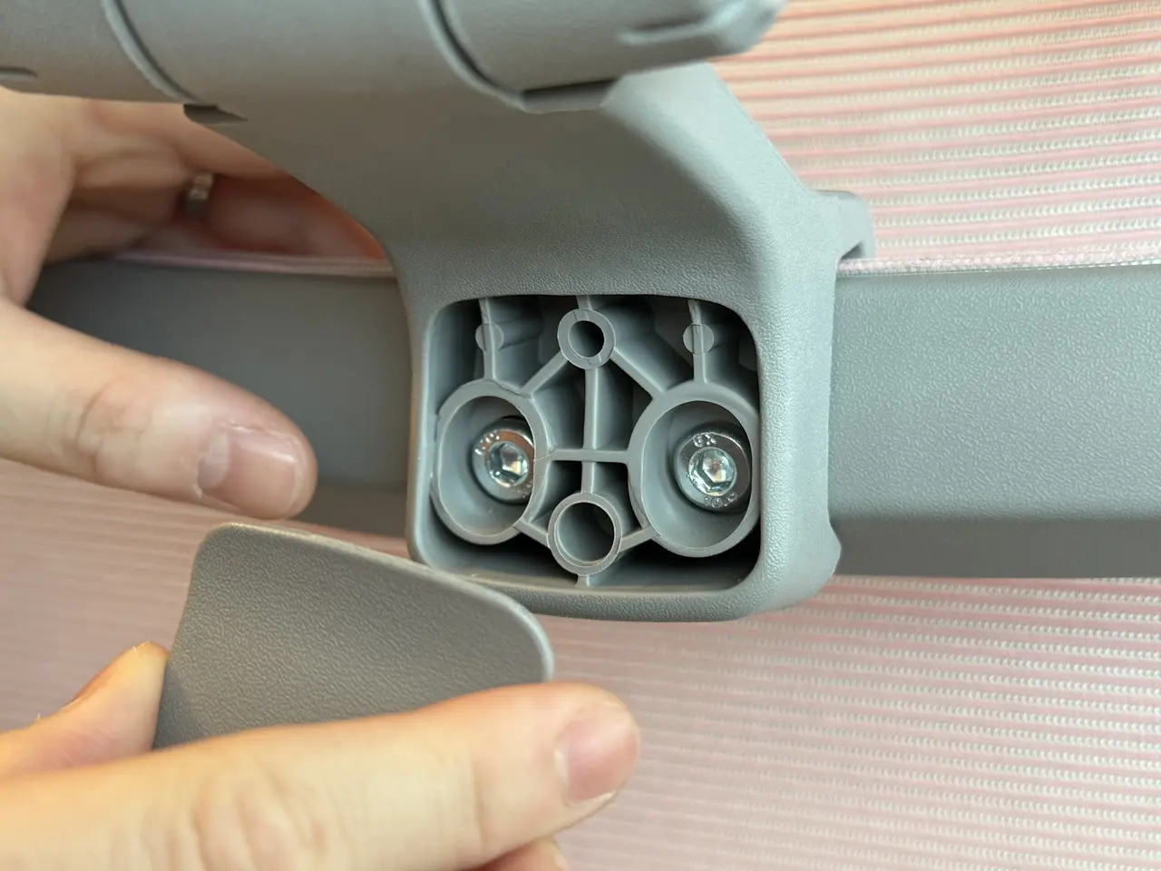 ヘッドレスト後部にカバーを取り付けている様子